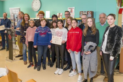 Guanyadors i finalistes acompanyats de l'alcalde, Óscar Sánchez, i la regidora de Cultura, Dolors Fortuny.