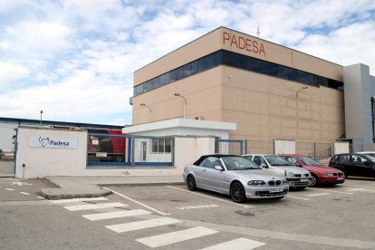 Exterior de la empresa Padesa afectada por un rebrote de coronavirus en Roquetes.