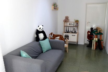 Un espacio de recepción con sofá, peluches y juguetes a la nueva unidad integrada de atención a niños y adolescentes víctimas de abusos sexuales (Barnahus) de Tarragona.