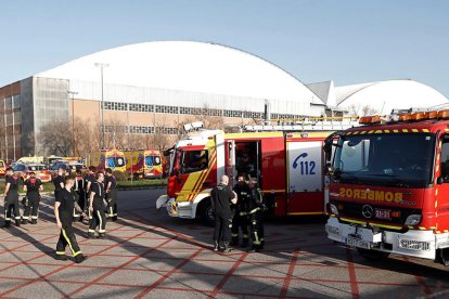 Efectivos de los cuerpo de Bomberos en las instalaciones de Barajas preparadas por el aterrizaje de emergencia.