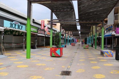 Un dels carrers més comercials de Salou, sense turistes ni vianants.