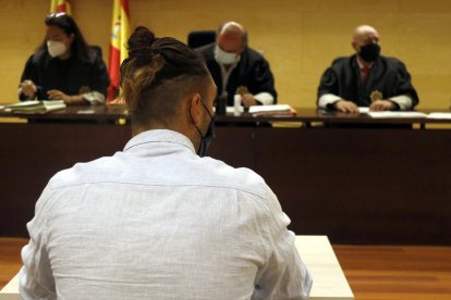 L'acusat d'abusar sexualment d'una menor en una cala de Calonge, d'esquenes, durant el judici.