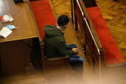 El padre del bebé durante la lectura del veredicto del jurado popular.