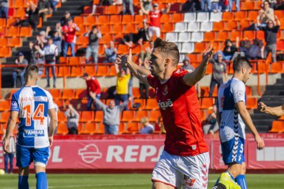 Fran Carbia celebrant el primer gol que va anotar diumenge contra l'Ebro i que posava per davant en el marcador als grana.