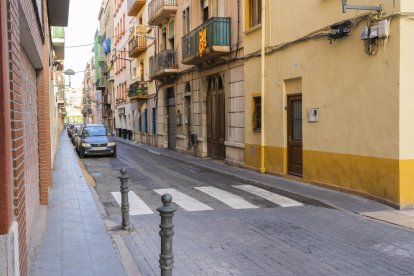 El carrer Sant Pere, via en què el consistori vol millorar la mobilitat dels veïns.