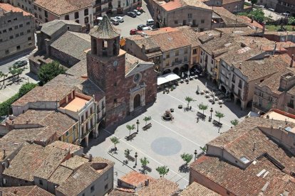 Plaça major de Prades des d'una vista aèria.