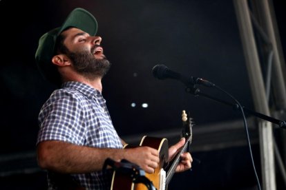 Joan Pons (El Petit de Cal Eril) canta de forma expressiva en el seu concert al Primavera Sound.