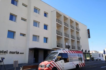 Un autobús adaptado de la EMT delante del Hotel Núria.