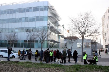 Pla general de la concentració davant la comandància de la Guàrdia Civil de Tarragona.