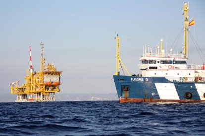 Barco de vigilancia en torno a la plataforma marina del proyecto Castor, en una imagen de archivo. (horizontal)