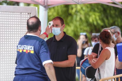 Un integrante del Vilafranca, en la puerta del campo