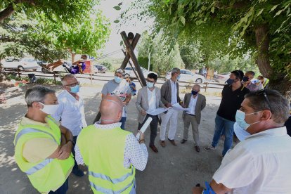 El conseller de Polítiques Digitals i Administració Pública, Jordi Puigneró, visitant les obres de desplegament de la fibra òptica entre la Ribera d'Ebre i el Priorat.