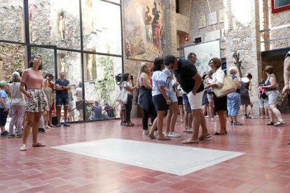 Imatge d'arxiu de turistes viistant el Museu Dalí de Figueres.