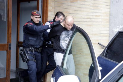 Plano general de los Mossos d'Esquadra llevándose al detenido.