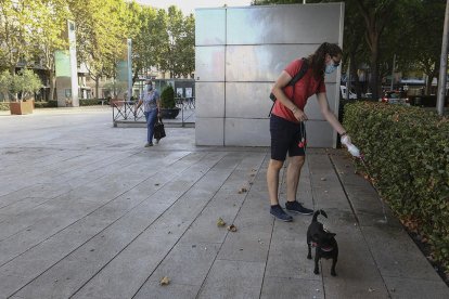 El gesto de tirar agua sobre las micciones está extendido entre los amos|dueños.