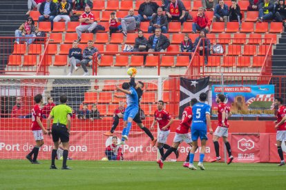 Bernabé atrapant una centrada a l'àrea del Nàstic.