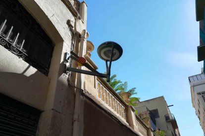 La farola está torcida y parcialmente desencajada de la pared.