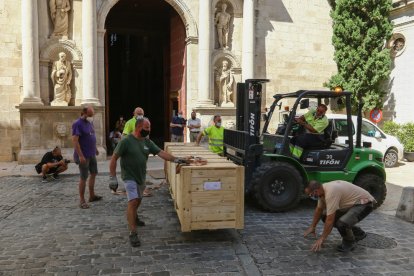 Entrada de una de las grandes cajas en la iglesia de Sant Joan. La mayor hacía más de seis metros.