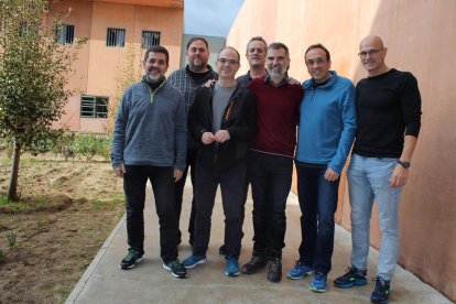 La primera imagen de los presos independentistas en Lledoners, distribuida por Òmnium Cultural.