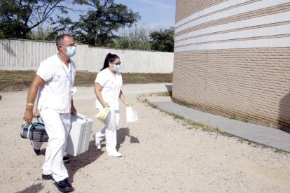 Uno de los equipos móviles para extraer muestras para PCR llegando a la escuela Bell-lloc de Girona.