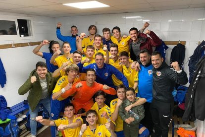 Los jugadores y cuerpo técnico del Vila-seca celebrante la victoria contra el Barça B por dos goles a cero.