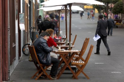 Imagen de archivo de la terraza de un bar.