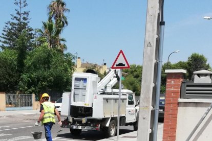 Los técnicos durante las obras del transformador.