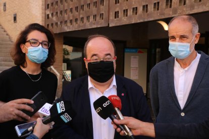 El primer secretario del PSC, Miquel Iceta; la portavoz del PSC en el Parlament, Eva Granados; y el diputado socialista en el Congreso, Joan Ruiz, en Tarragona.