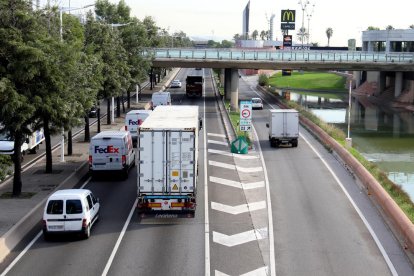 Plano abierto de la Ronda Litoral en Barcelona con una señal de la ZBE.