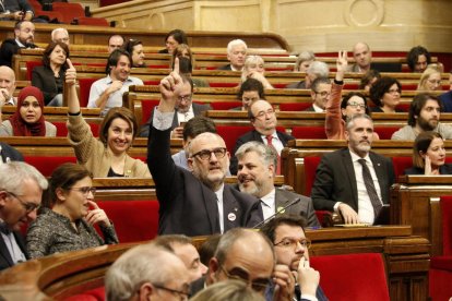 Un momento de la votación que ha acordado que el pleno del Parlament aprueba recurrir al Supremo el orden de la JEC de retirar el escaño a Torra.