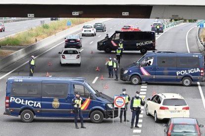 Un control policial durant el confinament