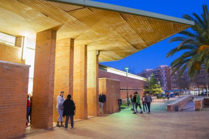 La Biblioteca de Torreforta està ubicada al Centre Cívic i va ser la primera a obrir en un barri.