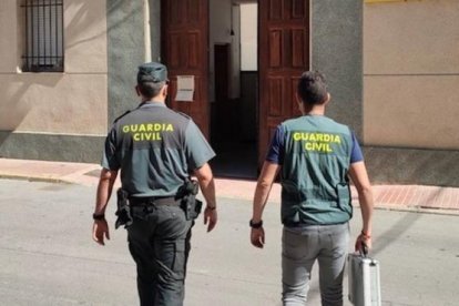 Imatge de dos agents de la Guardia Civil