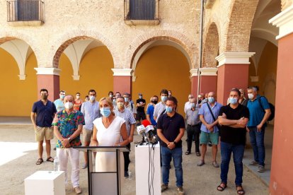 L'alcaldessa de Valls, Dolors Farré, i dels membres de la Taula de Coordinació i el patronat de la Fundació de les Festes Decennals, en l'anunci de l'ajornament de la festivitat.