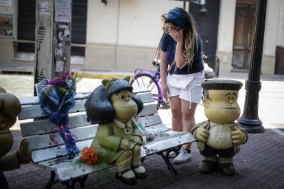 Una mujer delante de la estatua de Mafalda en Buenos Aires, Argentina.