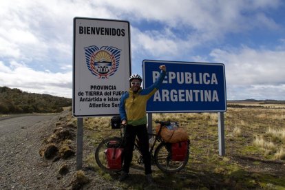 Adrià G. Mercadé durant la seva travessa amb bicicleta per la Patagònia.