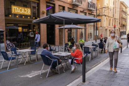 Una de las dos terrazas que ocupan el asfalto en la calle Fortuny, a pocos metros de la Rambla.