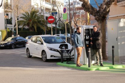 Imagen de la nueva electrolinera rápida de la Rambla Jaume I de Cambrils.