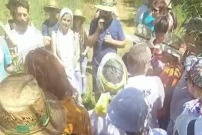 Imatge capturada del vídeo de la trobada de la Dolça Revolució amb un centenar de persones malgrat les restriccions per la covid-19.