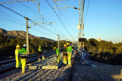 Operarios de Adif acabando de terminar la conexión de la variante de Vandellòs en el corredor mediterráneo en enero.