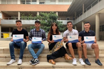 Nancy Babio, al centre, amb els estudiants del Grau de Nutrició Humana i Dietètica.