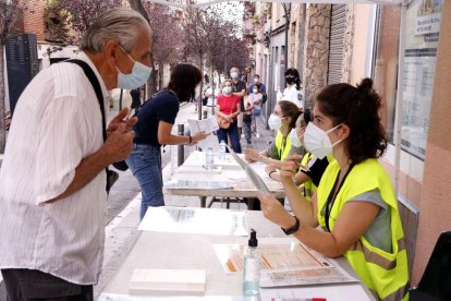 Un veí de Trinitat Vella en una de les carpes del cribratge massiu al barri.