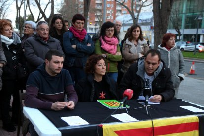 Plano medio de los tres investigados -Edgar Fernández, Mariona Quadrada y Ricard Aragonès- durante la lectura de un comunicado ante los juzgados de Reus.