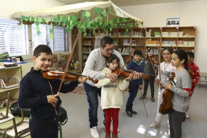 Un grup d'estudiants progressen amb l'instrument sota la direcció d'Héctor Basuto.