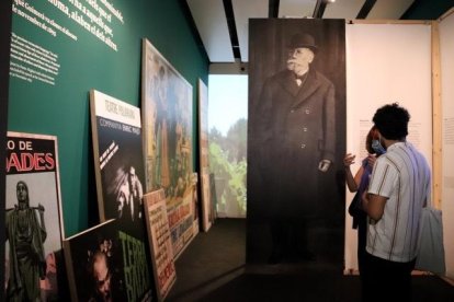 Secció dedicada a Àngels Guimerà en la mostra dels tres personatges vendrellencs.