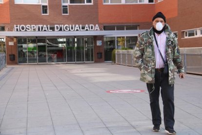 Un hombre sale del Hospital de Igualada con mascarilla.