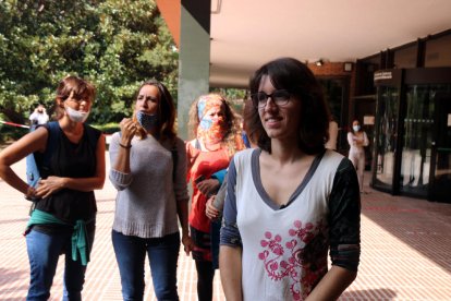 La presidenta de la asociación Tercer Grup, Raquel Guimerà, durante la presentación de las firmas.