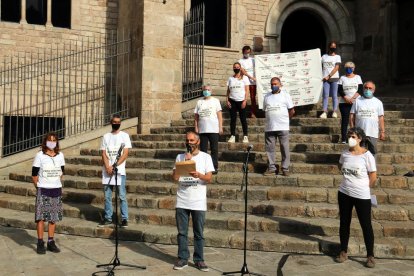 Pla general de les víctimes de l'1-O membres de la plataforma Defensem 1-O amb samarretes blanques a les escales de la plaça del Rei