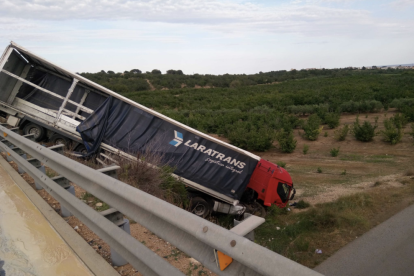 Imagen del camión accidentado.