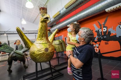 Una niña delante del Águila de Tarragona.